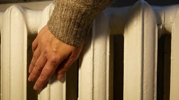 Kadınların, çocukların ve zayıf kişilerin elleri ve ayakları daha çok üşür.