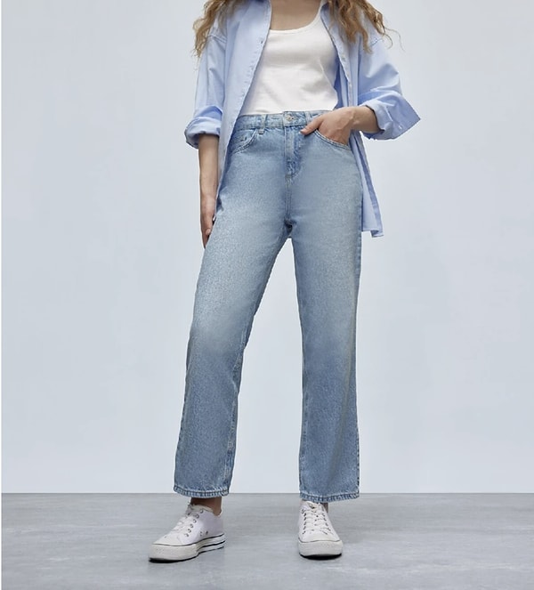 Yüksek bel ve bilek boy kesimiyle öne çıkan bu jean, yaz-kış rahatlıkla kullanabileceğiniz zamansız pantolon stillerinden biri.