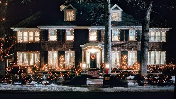 Filmdeki aile bu lüks evin giderlerini nasıl karşılıyordu?