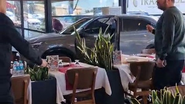 Cahit Berkay, maddi hasarlı kaza geçirdi.