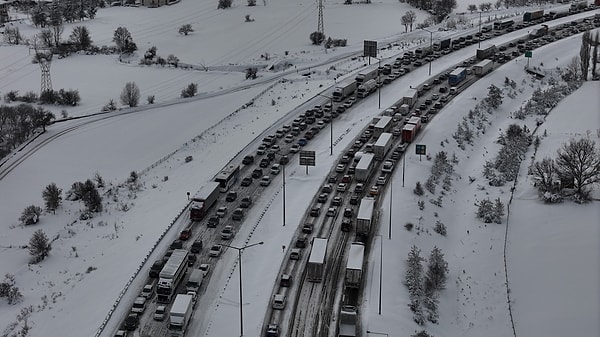 Öte yandan TEM Otoyolu Ankara ve İstanbul yönünde trafik durdu.