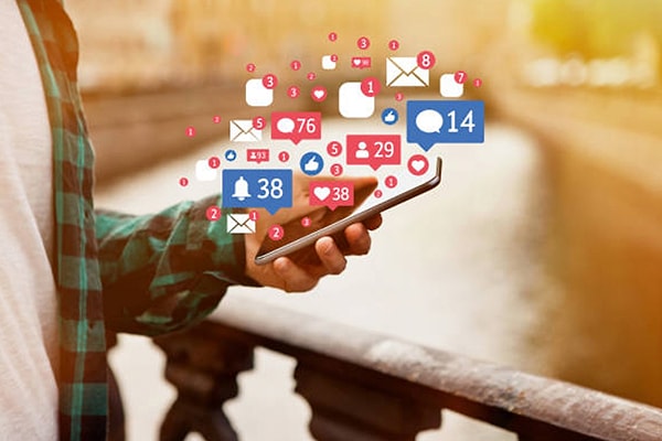 4. Sosyal medyada sevdiğin birinin sürekli başkalarının paylaşımlarını beğenmesi sana ne hissettirir?