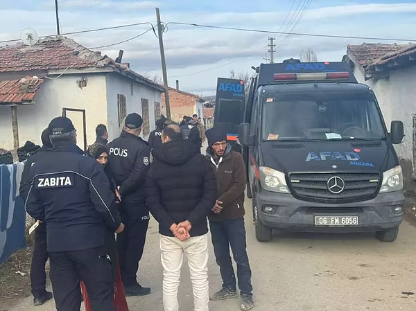 Sokak yaya ve araç trafiğine kapatıldı.