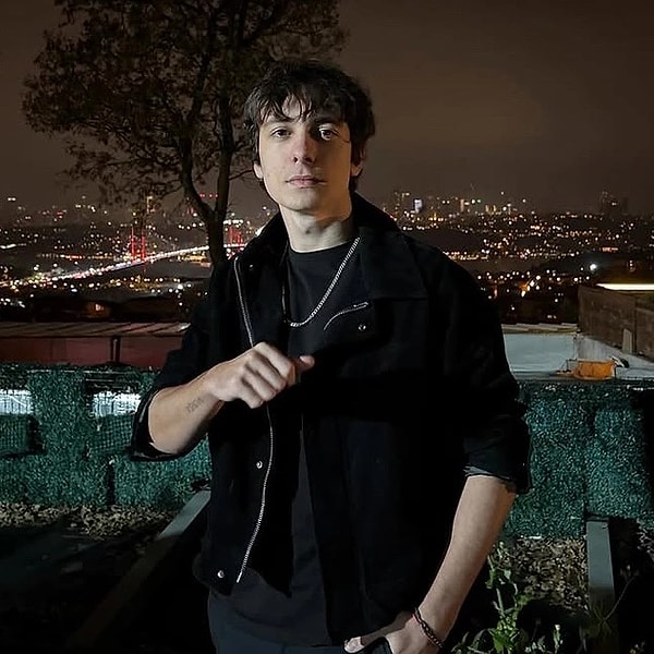 1. Öyle Bir Geçer Zaman ki'nin Osman'ı Emir Berke Zincidi, neden oyunculuğa ara verdiğini açıkladı.