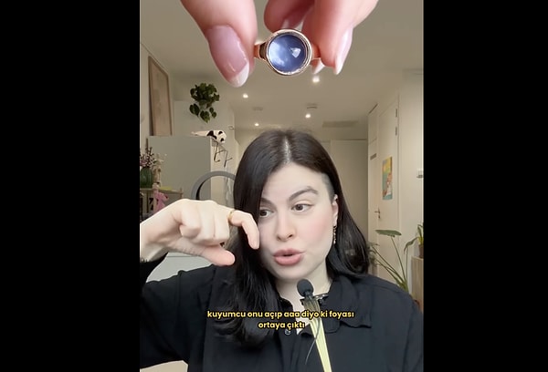 Foya Venedikçe "yaprak" veya "ince metal kaplama" anlamına gelen fòia sözcüğünden geliyor.