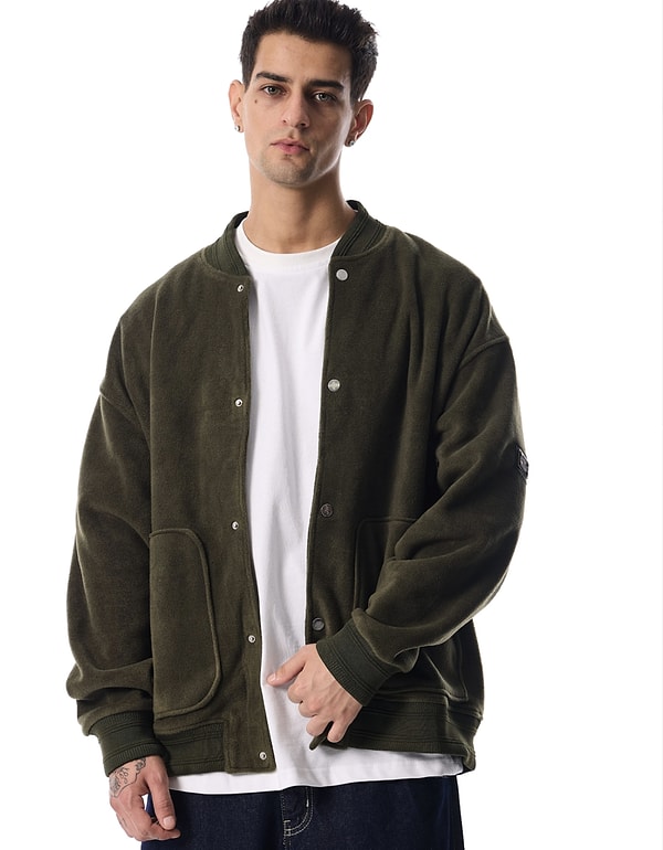 Sokak stilini sevenlerin radarına girecek bu ceket şu an %55 indirimle satışta.