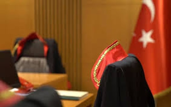 6. Hakimler görevlerinde aşağıdakilerden hangisine bağlıdır?