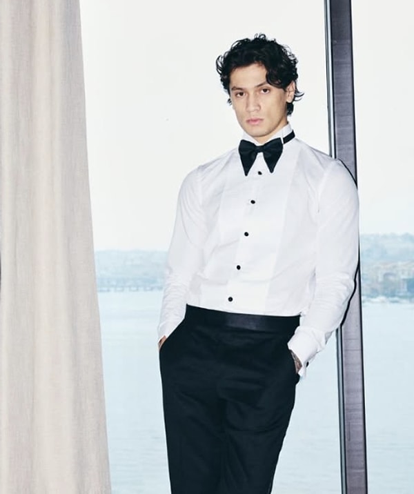 “Lütfen”, “Mahvettim”, “Aşk Olsun” ve “Cuma” gibi parçalarla büyük bir yükseliş yakalayan Çakal aşk hayatından konserlerine birçok detayla magazinde kendine yer buluyor.