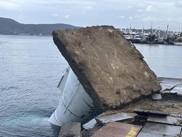 Marmara Bölgesi genelinde etkili olan şiddetli lodos, megekentte yaşamı olumsuz etkiledi.