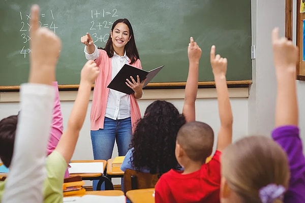 Milli Eğitim Bakanlığı bünyesinde görev yapan binlerce öğretmeni yakından ilgilendiren atama ve yer değiştirme kuralları tamamen yenilendi.