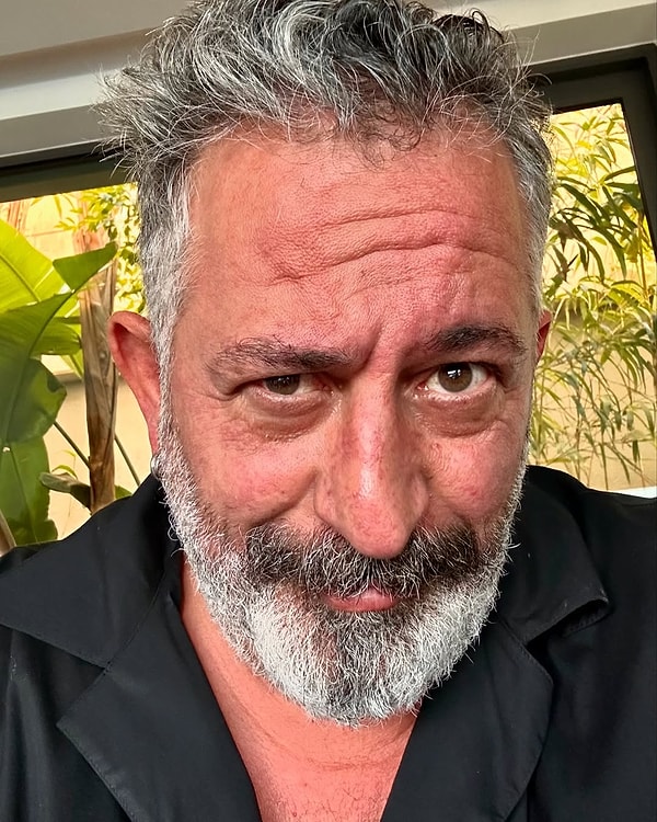 Yılmaz’ın, başrol oyuncularının “Sayemde 300 kişi ekmek yiyor” sözlerine göndermede bulunması dikkat çekti.