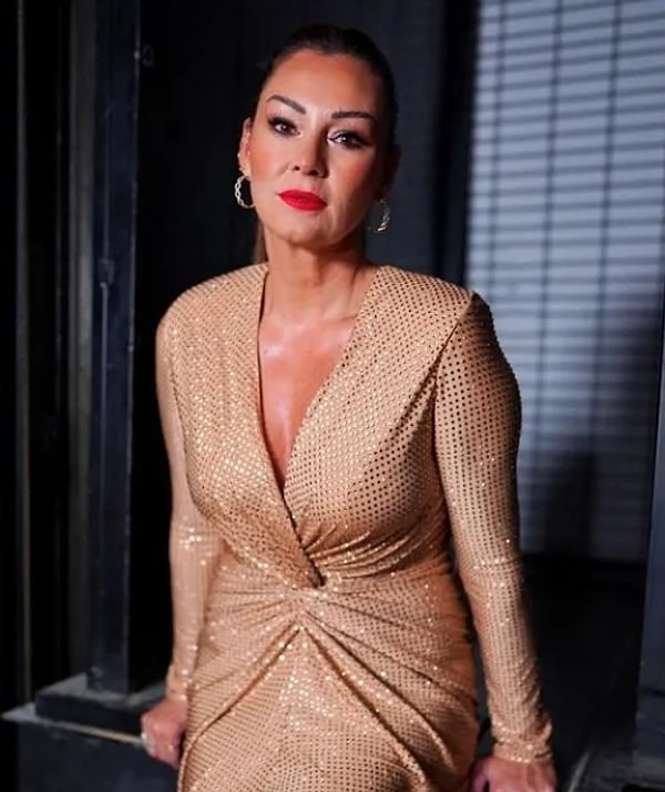 Pinar Altug, who etched her name in our memories with the TV series "Children Shouldn't Hear," is one of the individuals who has been particularly active on social media recently.