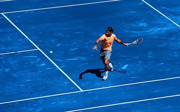 Televizyonu açtığınızda Avustralya Açık’ın kortları hemen kendini belli eder. O canlı mavi renk tesadüfen seçilmiş değil!