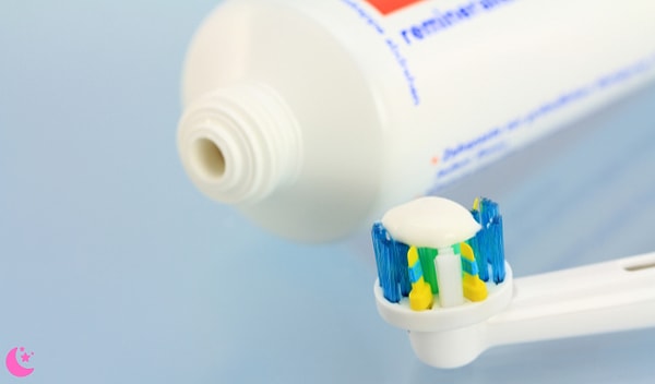 8. Diş macununu fırçaya sürme şeklin çok önemli.