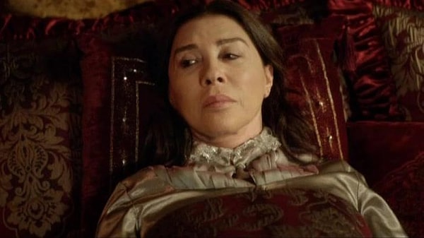 Programda ilk olarak Muhteşem Yüzyıl dizisindeki ölüm sahnesine değinen Nebahat Çehre, o bölümü hala izlemediğini söyledi.