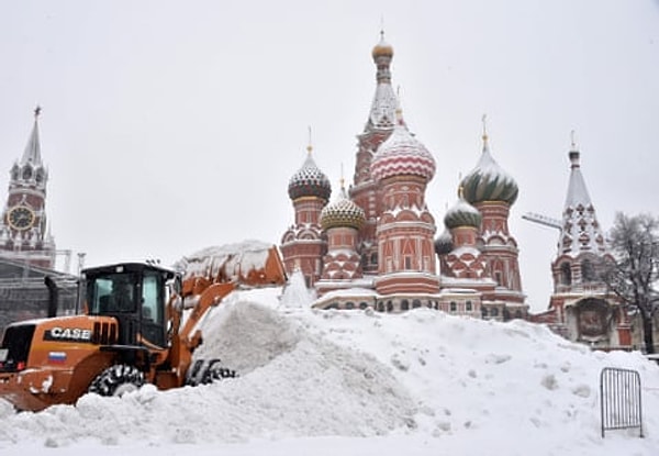 Rusya'nın başkenti Moskova ve çevresi adeta karlar içine gömüldü.