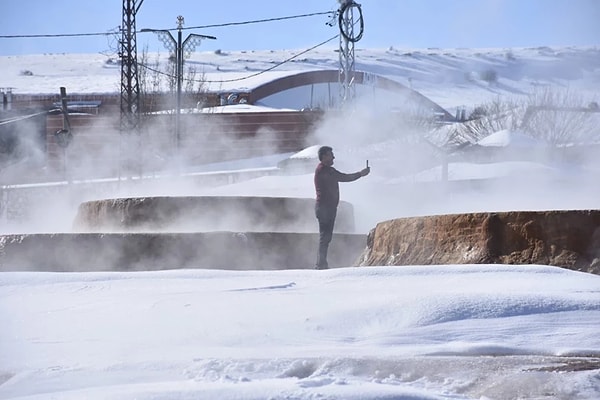 Bir yanda sıcak su buharı, bir yanda buzul alan!