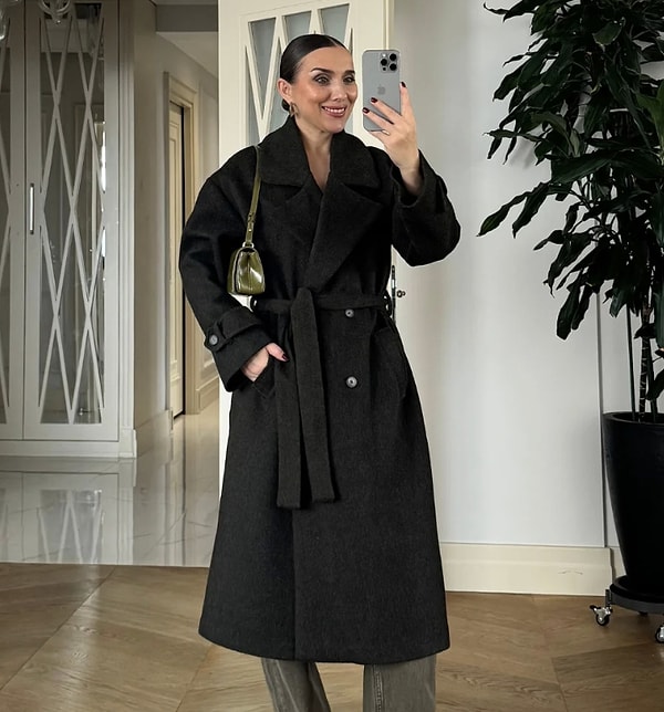 Zarif bir silüet ve asil bir renk arayanların favorisi olacak kruvaze kesim kaban.