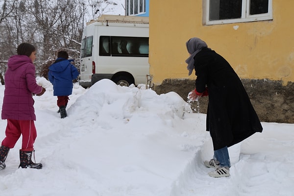Adana’nın 1600 rakımlı Feke ilçesinde dondurucu soğuklar ve kar etkili oluyor.