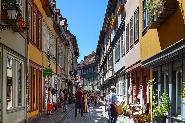 Günümüzde galeriler, kafeler ve evlerle dolu