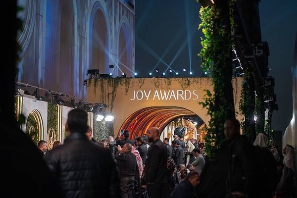 Dün gece Riyad’da düzenlenen Joy Awards 2026, yine tam anlamıyla ışıklar, yıldızlar ve magazin dozu yüksek anlar vadetti.