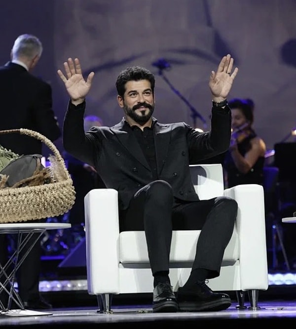 Yıllardır globalde de oldukça fazla seveni olan Türkiye'nin jönlerinden Burak Özçivit'i tanıtmaya gerek yok herhalde!