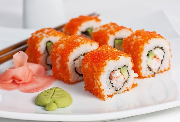 6. California Roll: 8 parça; yengeç surimi, avokado, salatalık ve dışı uçan balık yumurtası (tobiko) kaplı klasik roll.