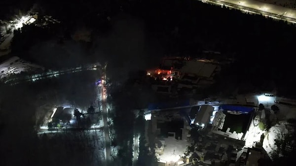 Yangın, TRT’ye ait geniş bir alana kurulu film platosunda henüz bilinmeyen bir nedenle çıktı.