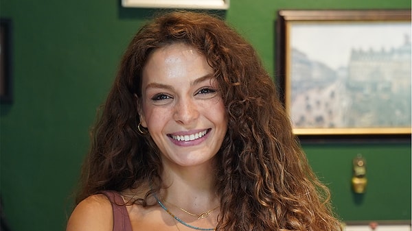 Hercai, Yüz Yıllık Mucize, Gizli Bahçe gibi dizilerde izlediğimiz Ebru Şahin, yerli dizilerin erken final yapması hakkında konuştu.