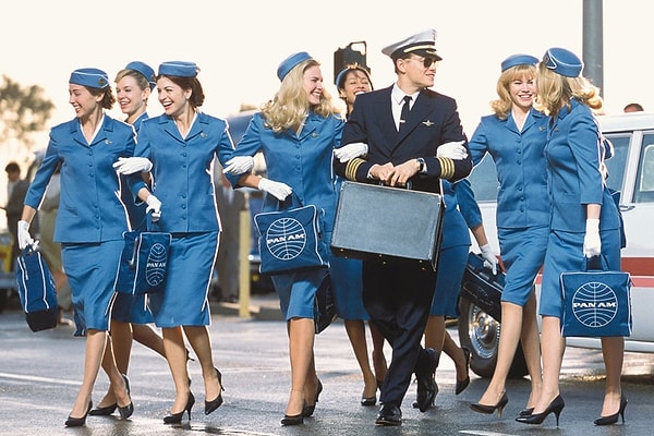 Bir pilot gibi uçaklarda yolculuk yaptı.