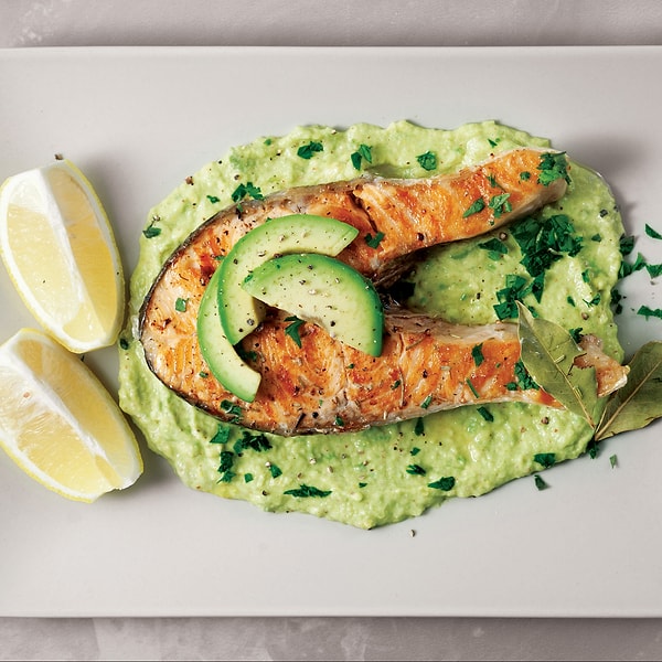 Uzmanlara göre bu kriterleri karşılayan en uygun seçeneklerden biri somonla doldurulmuş avokado.