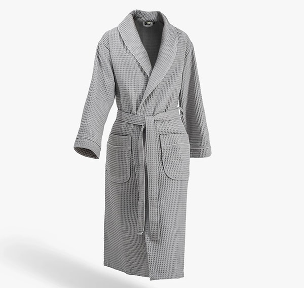 Saf Ege pamuğunun yumuşaklığını banyo keyfinize taşıyan şık ve kaliteli bornoz.