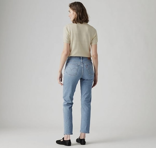 Moda dünyasının asla eskimeyen efsanesi, her kombine uyum sağlayan ikonik kesim.