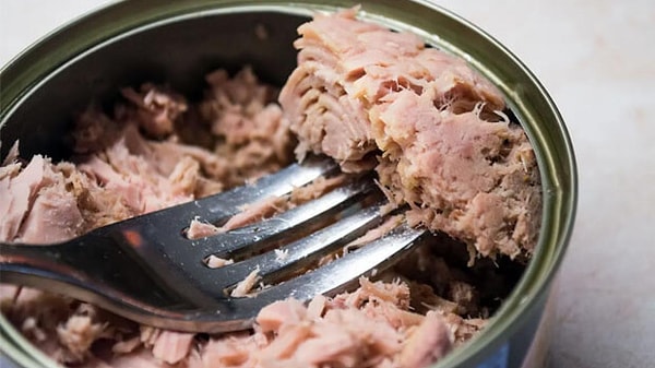 ABD’de daha önce geri çağrılan bazı konserve ton balığı ürünlerinin, “potansiyel olarak ölümcül” bir gıda zehirlenmesi riski taşımasına rağmen yanlışlıkla yeniden marketlere gönderildiği ortaya çıktı.