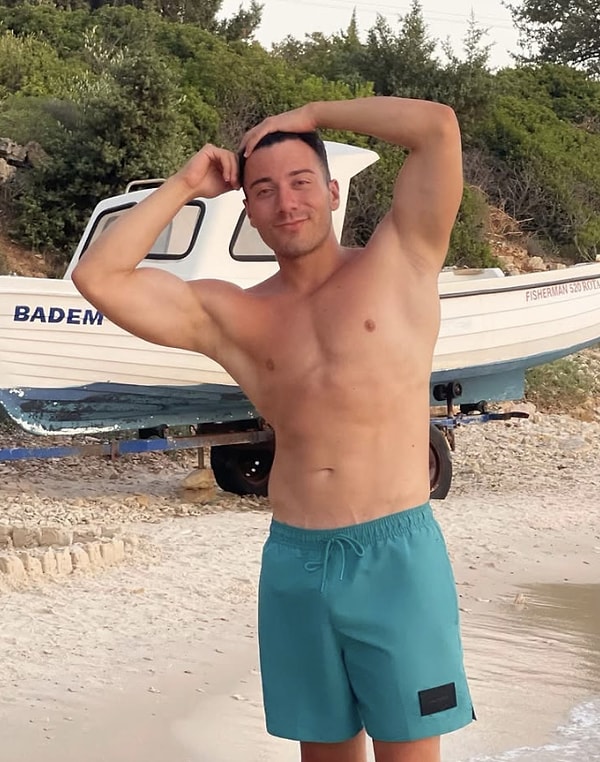 YouTube’un Türkiye’deki en tanınan yüzlerinden biri olan Enes Batur, yıllar boyunca hayatını neredeyse tamamen kameralara açık yaşadı.