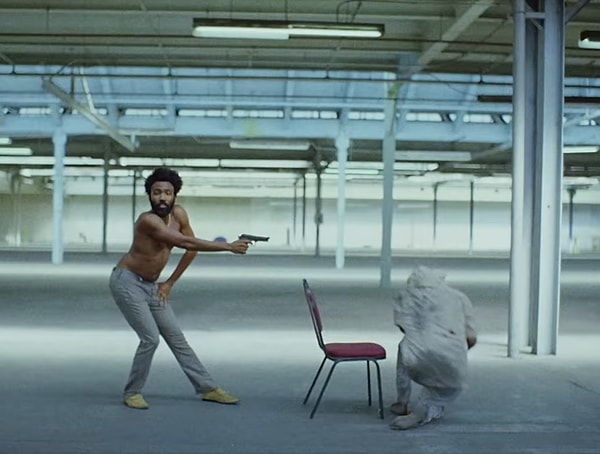 Klibin başındaki Jim Crow duruşu, ırkçılığın tarihsel sürekliliğine güçlü bir gönderme yapıyor.