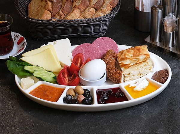 4. Kahvaltıyı hazırlarken atıştırdığın şeyler dışarıda kahvaltı tabağı olarak satılıyor... 🙄 Ne kadardır sence?