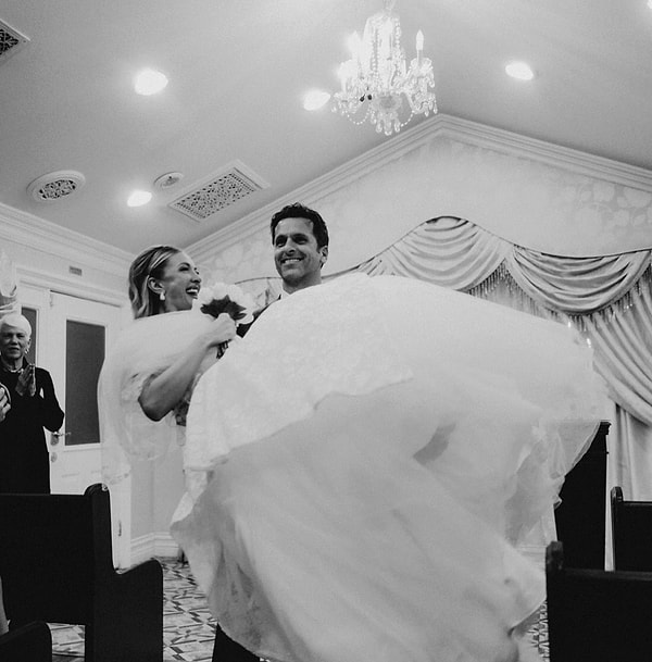 Bir ayrılıp bir barışarak sürdürdükleri ilişkilerini düğünle taçlandıran çiftin bu sürprizi sosyal medyada da yorum yağmuruna tutuldu.