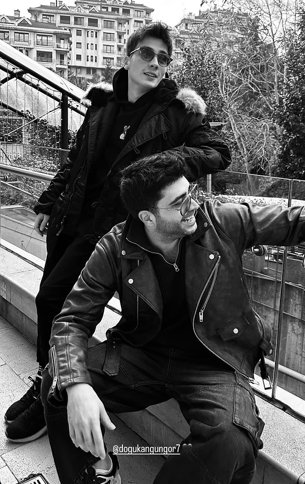 Uzak Şehir’de oynayan Atakan Özkaya da arkadaşını yalnız bırakmadı.