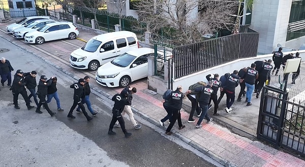 Mersin’deki lavaş piyasasını ele geçirmek için birçok suça karışan çete çökertildi.