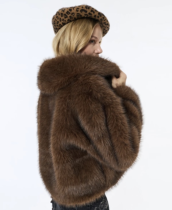 Yumuşacık dokusu ve modern crop kesimiyle kış kombinlerinizin yıldızı olacak.