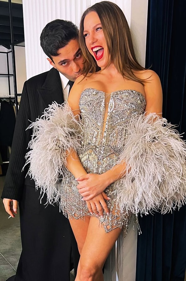 Gelmiş geçmiş en çok konuşulan çiftlerden biri olan Serenay Sarıkaya ve Mert Demir, aşklarıyla magazin gündemine damga vurmaya devam ediyor.