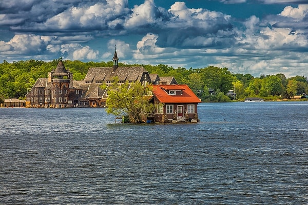 Başlangıçta sadece hafta sonları kafa dinlemek için tasarlanan bu izole sığınak, beklenen sessizliği pek bulamadı.