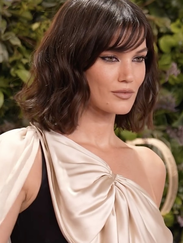 Yeni bir projeyle Kıvanç Tatlıtuğ ile partner olarak dönmesi beklenen Pınar Deniz'i en son Joy Awards'da görmüştük.