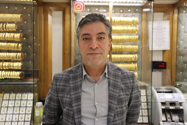 Amerika Merkez Bankası’nın bu akşam açıklayacağı faiz kararı öncesi Trump’ın “ucuz dolar” açıklaması altın piyasasını hareketlendirdi.