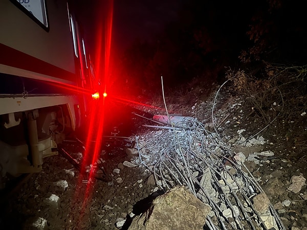 Balıkesir’de yolcu treninin karıştığı kazada faciadan dönüldü.