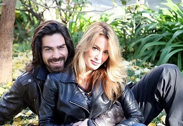 Türkiye’nin en çok izlenen dizilerinden Arka Sokaklar, yalnızca yıllarca süren ekran yolculuğuyla değil, setinde filizlenen aşklarla da hafızalara kazındı.