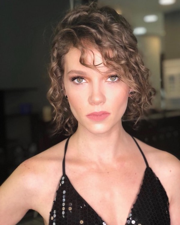 Şimdiyse Ece Çeşmioğlu’nun uzun bir aranın ardından Yeraltı dizisiyle ekranlara dönmeye hazırlandığı açıklandı.