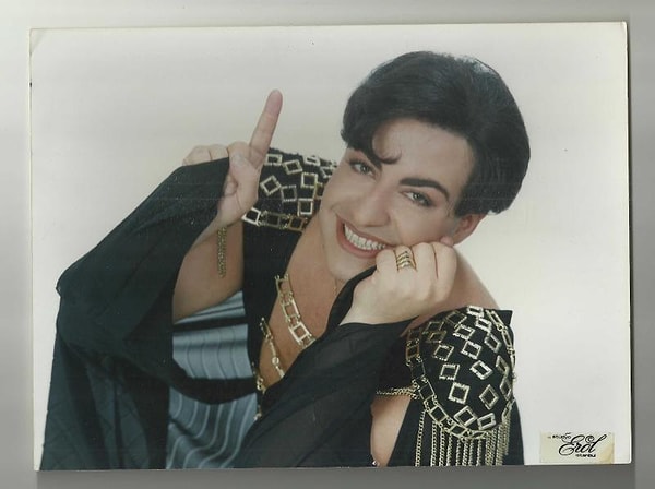 2008 yılında, 13 yıllık aranın ardından çıkardığı albümde yer alan “Hadi Hadi” ve “Sus” şarkıları müzik listelerinde uzun süre üst sıralarda yer aldı.