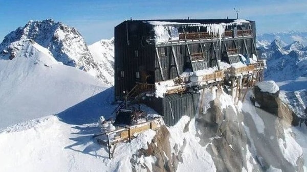 İtalya Alpleri’nin en çetin noktalarından birinde yükselen Margherita Kulübesi, deniz seviyesinden 4 bin 554 metre yükseklikte konumlanarak Avrupa’nın en yüksek binası olma unvanını taşıyor.